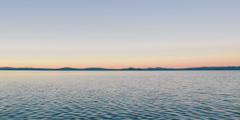 亚克力标识的创意设计与耐用性提升：工艺细节与维护保养专业指南