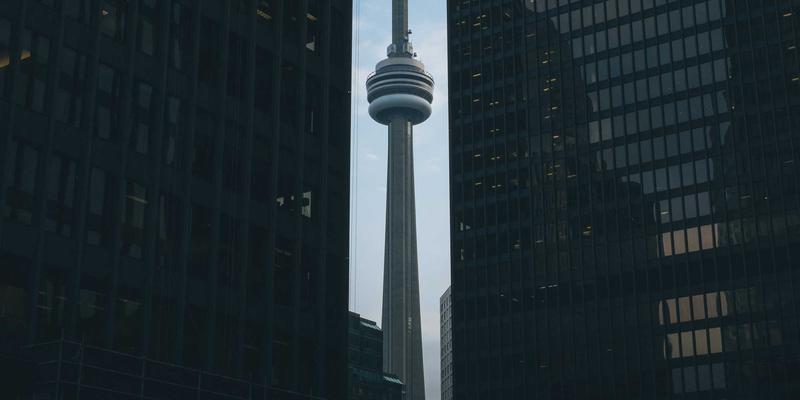 户外广告牌材料选择全攻略：从耐候性、成本到视觉效果的终极考量