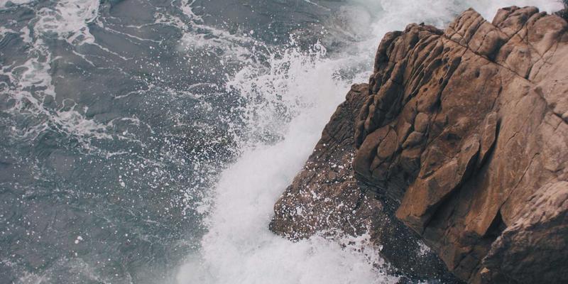 户外标识如何抵御极端天气？深度解析抗风抗震结构设计与安全性计算